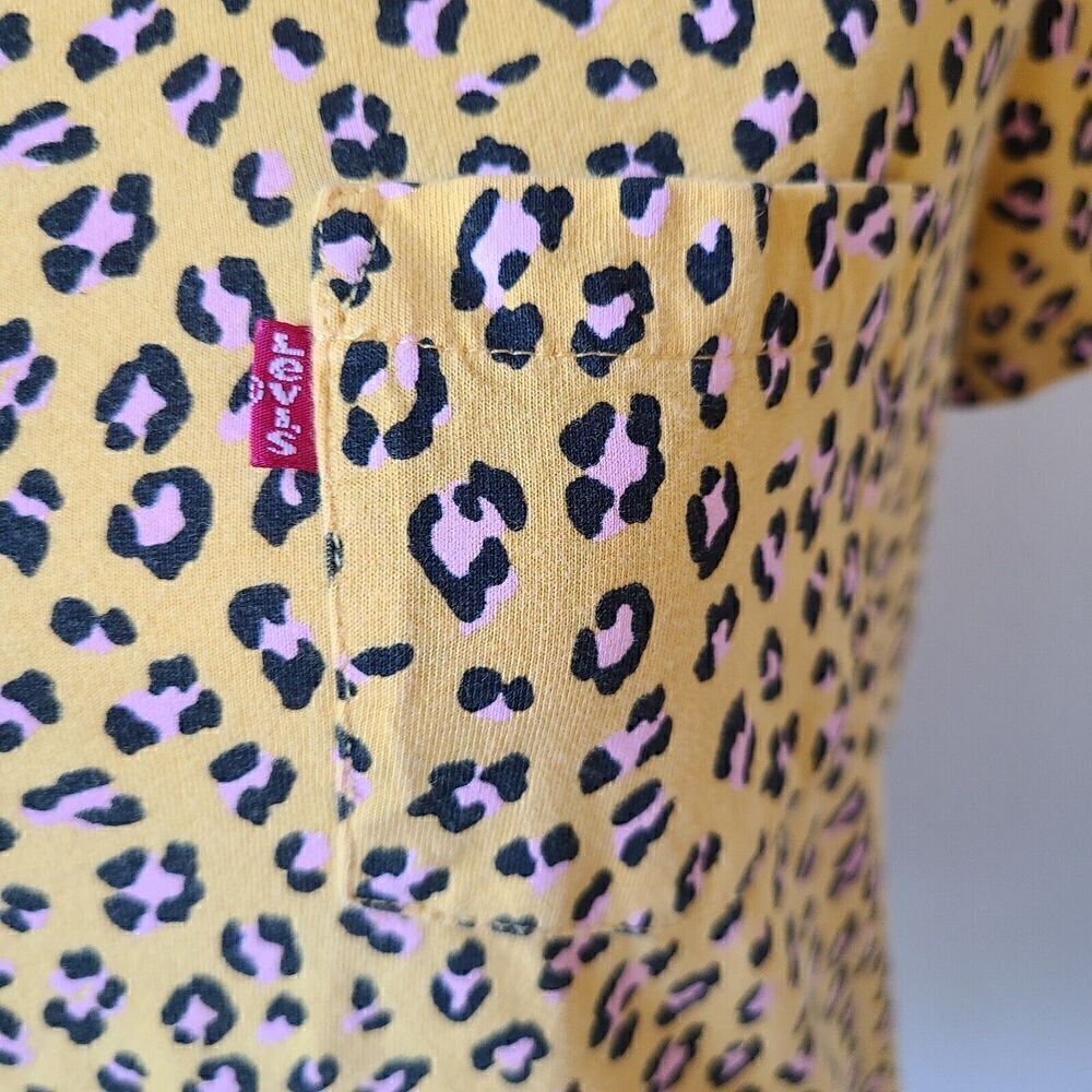 Levi's Leopard Print Tee Shirt T-Shirt XS Perfect Pocket Short Sleeves‎ Casual - Picture 3 of 10